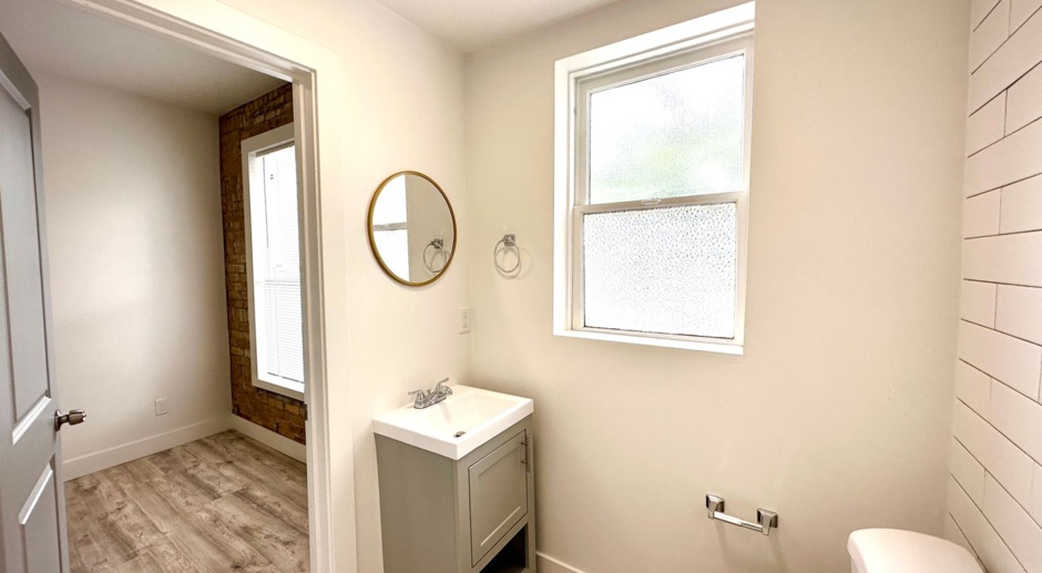 Beautifully Remodeled Apartment Home with Washer/Dryer in-Unit and Luxury Finishes!
