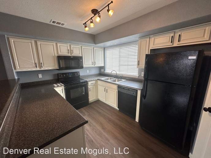 Fantastic 3 story condo with nice updates and an open floor plan! Move in Ready!