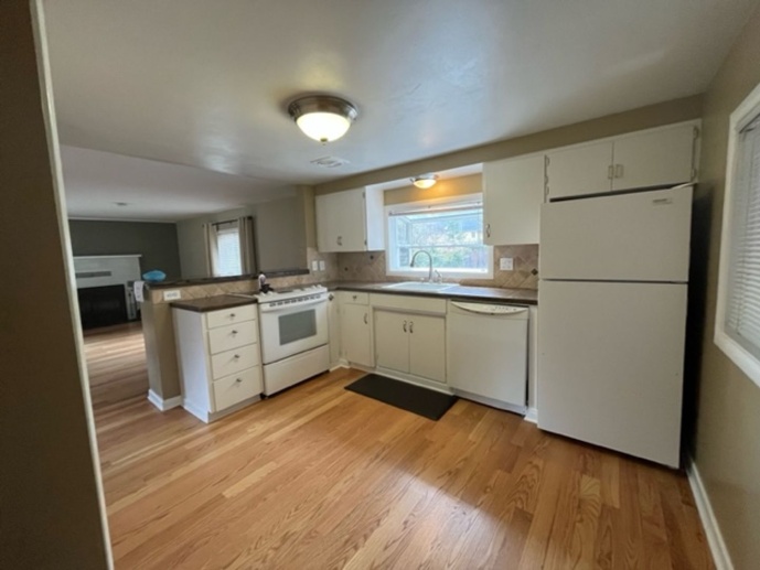 Charming one level 2 bedroom 1 bath house in SW Portland- AVAILABLE NOW