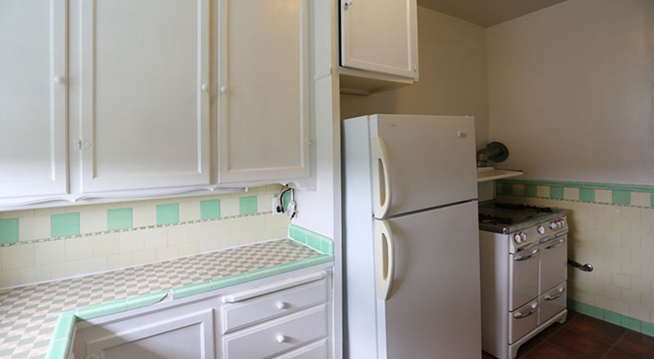 Large Central Richmond Top Flr 2BR/1BA, Shared Laundry, Parking Avail for an add'l fee, Section 8 Considered(1600 Clement #302)
