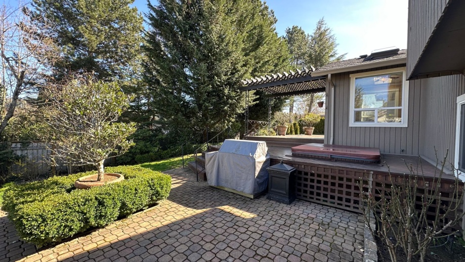 Fabulous 3 bedroom home! Large Deck, Beautiful grounds, pets ok! Video Attached to this ad. 