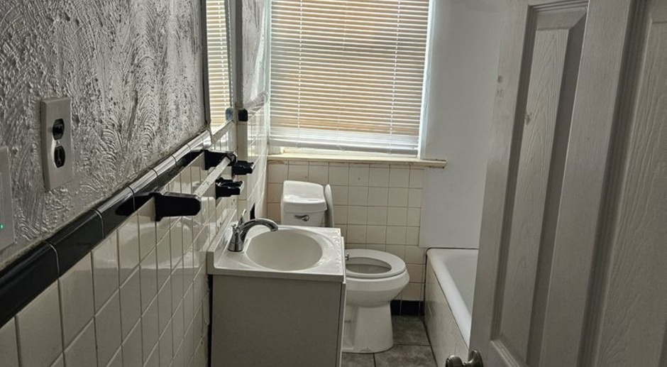 2 bedroom/ 1 bathroom Detroit's Westside Flat upper unit