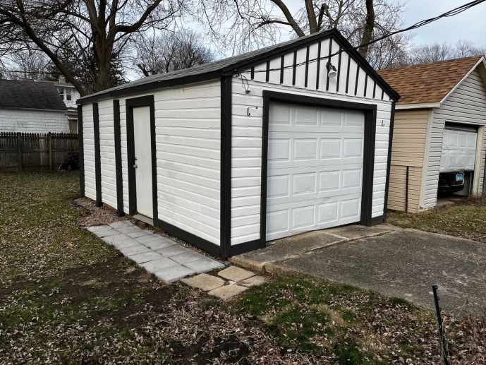 Welcome to this charming 2-bedroom, 1-bathroom house located in Peoria, IL. 