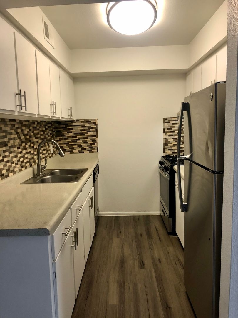 1 bedroom upgraded apartment in Phoenix! $299.00 1st month rent, move in special!