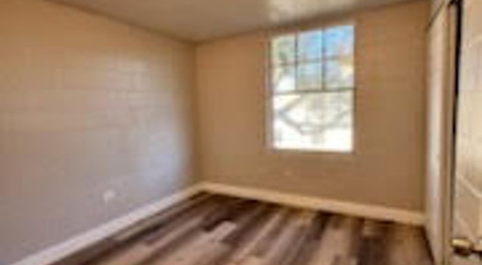 3 Bedroom, 1 Bathroom Move in Special *** ONE MONTH FREE AND ONLY $500 DEPOSIT****
