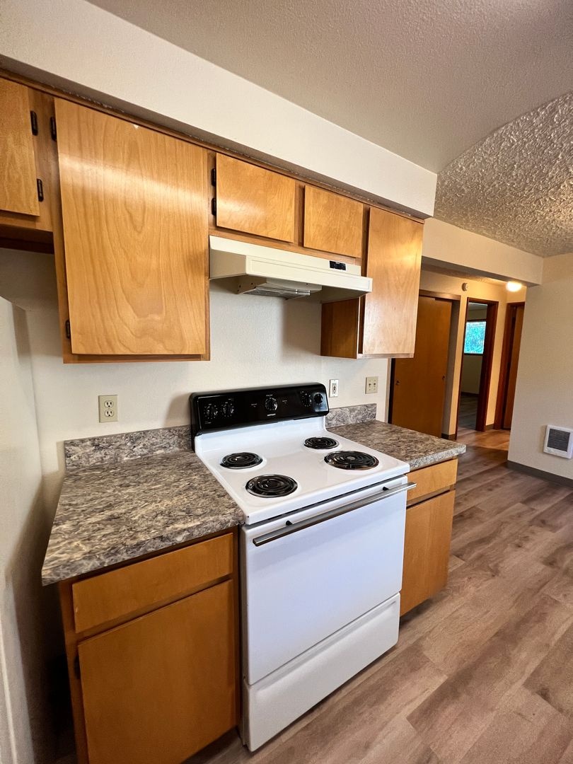 MOVE IN SPECIAL 2 Bedroom Close to Downtown/Clark College