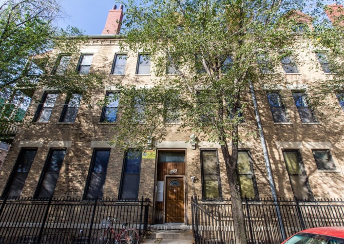 Apartments Near Spacious 1bed1bath unit in Wicker Park! Central Air, FREE Laundry, Private Deck & Blue Line! 
