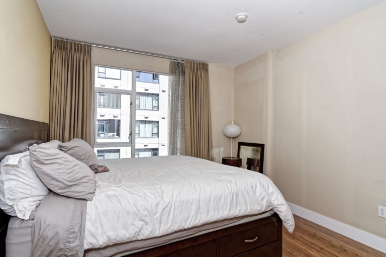 Beautifully FURNISHED one bedroom plus den in the Gaslamp