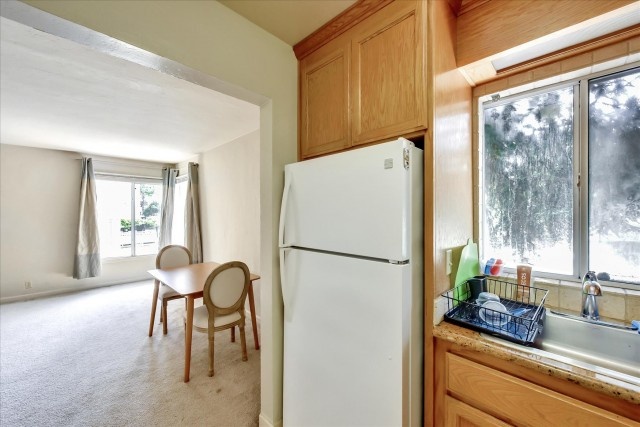Quiet, Sparkling 2 Bed, 10 min walk to Bancroft, parking, gas, water INCLUDED